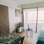 Appartement 2 Pieces Climatise Avec Balcon Dans Le Vieil Antibes, Avec Ascenseur