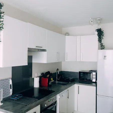 2 Pieces Climatise Avec Balcon Dans Le Vieil Antibes, Avec Ascenseur Apartamento Antibes