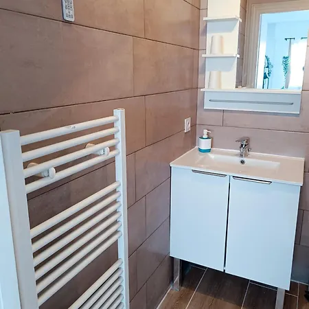2 Pieces Climatise Avec Balcon Dans Le Vieil Antibes, Avec Ascenseur 아파트