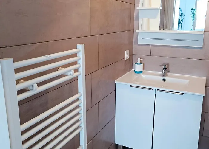 2 Pieces Climatise Avec Balcon Dans Le Vieil Antibes, Avec Ascenseur Lejlighed