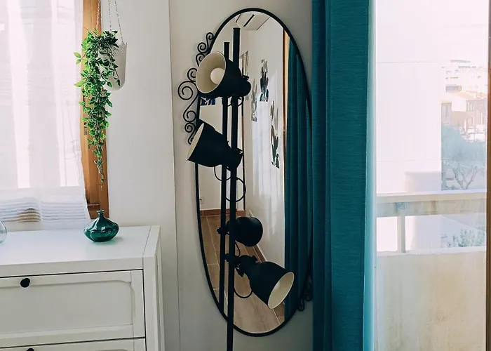 2 Pieces Climatise Avec Balcon Dans Le Vieil Antibes, Avec Ascenseur * Antibes